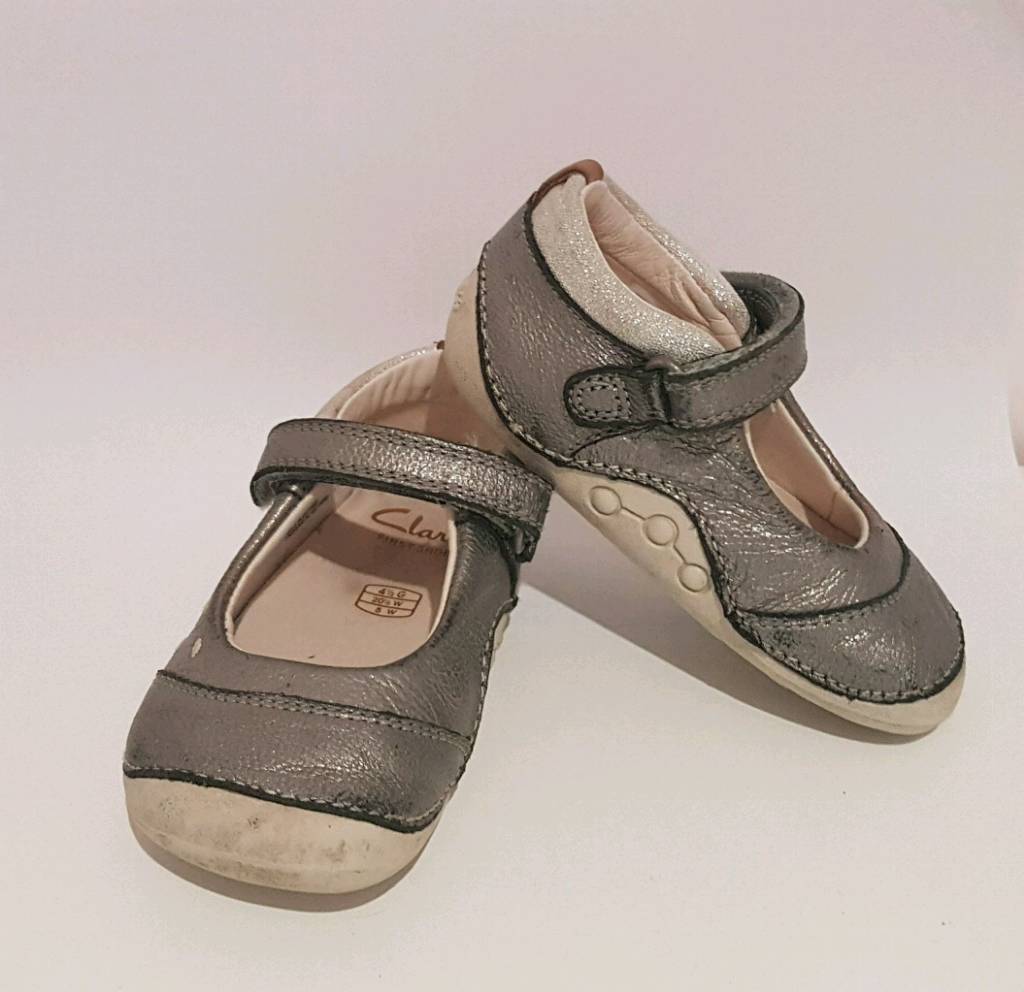 clarks baby shoes size 4